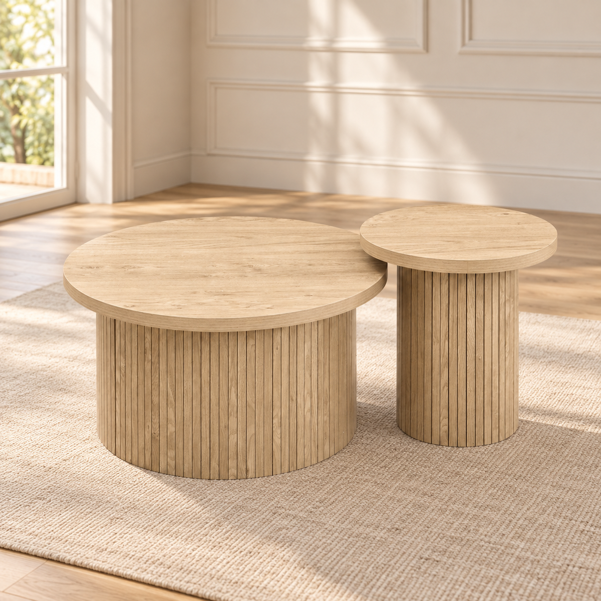 Tables basses gigognes rondes en lattes de bois naturel Ø66 + Ø40 cm — produit seul dans un intérieur de maison