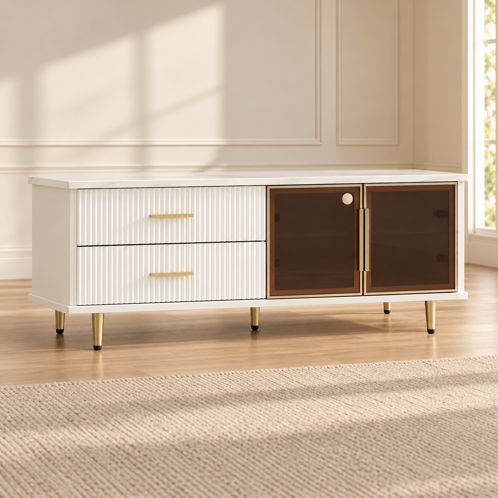 Table basse effet marbre à porte en verre cannelé et tiroirs dorés 100 cm — produit seul dans un intérieur de maison