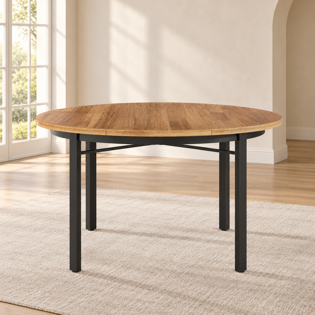 Table à manger ronde Halden XL 118 cm — plateau effet bois et piètement métal noir — produit seul dans un intérieur de maison