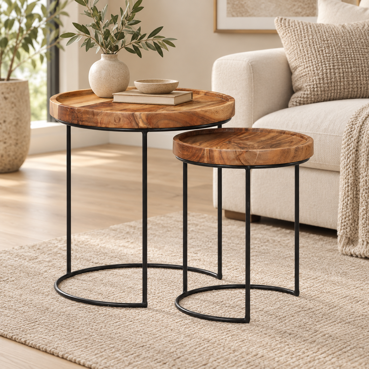 Deux tables d’appoint gigognes bois et métal dans un salon contemporain