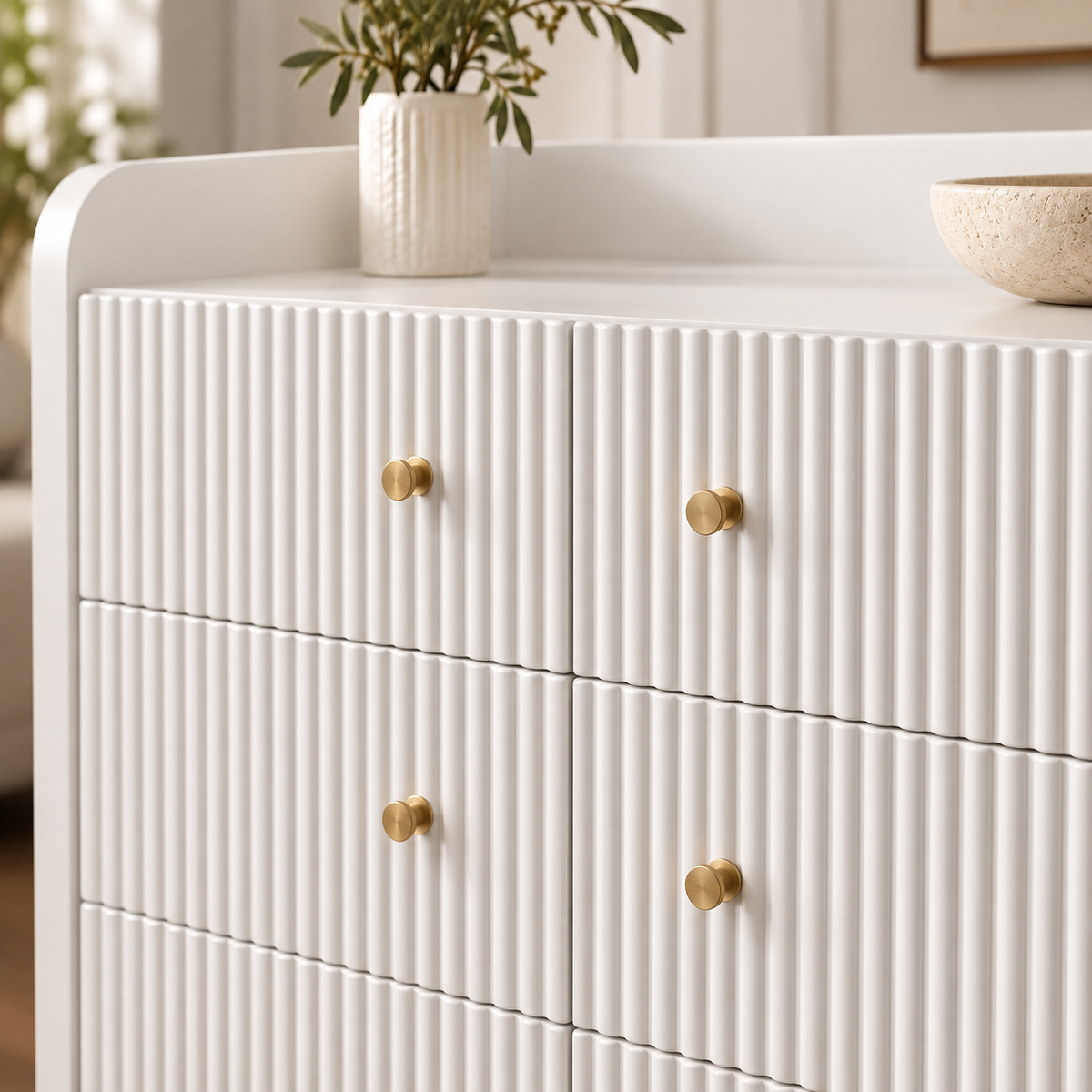Détail des tiroirs rainurés et boutons dorés du buffet blanc 120 cm