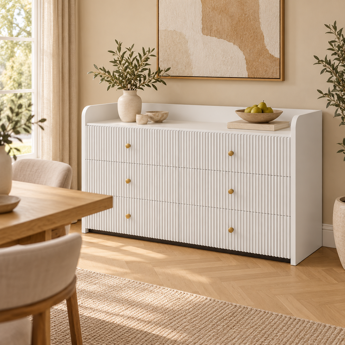 Buffet blanc rainuré 120 cm dans une salle à manger contemporaine