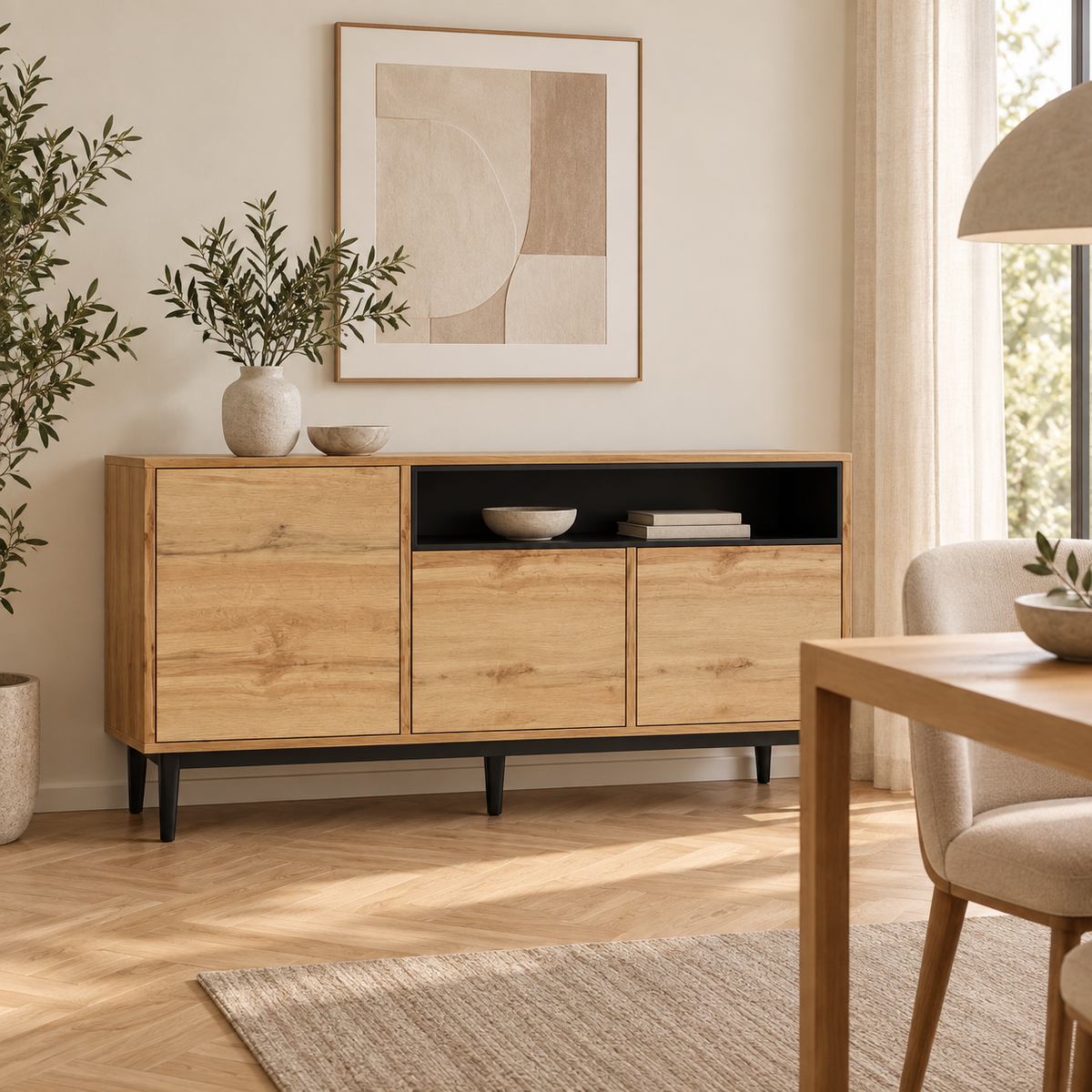 Buffet bois naturel 160 cm avec niche noire dans une salle à manger