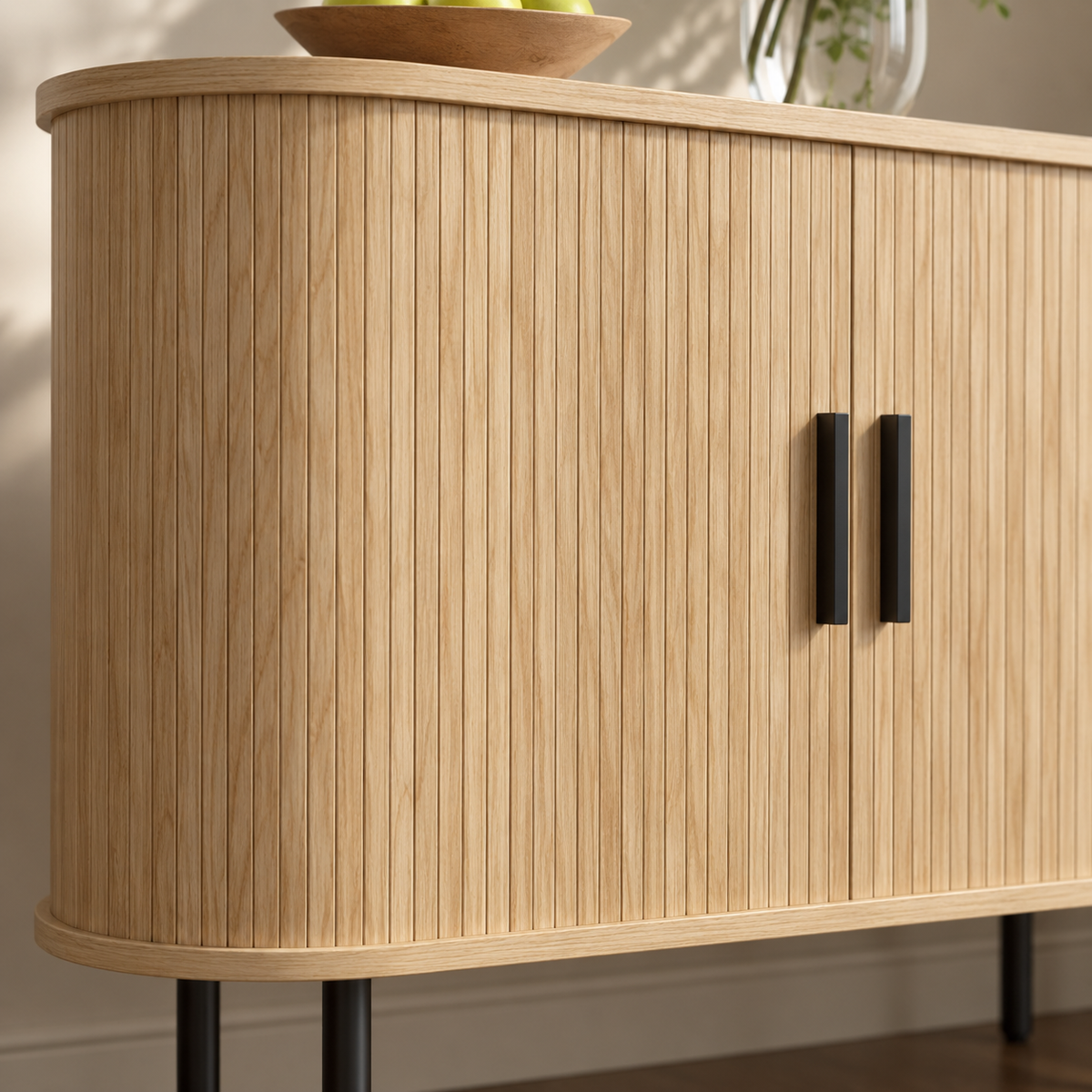 Détail du buffet cannelé courbe 140 cm et de ses poignées noires