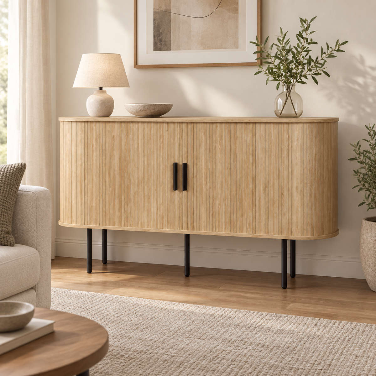 Buffet cannelé courbe 140 cm dans un salon contemporain