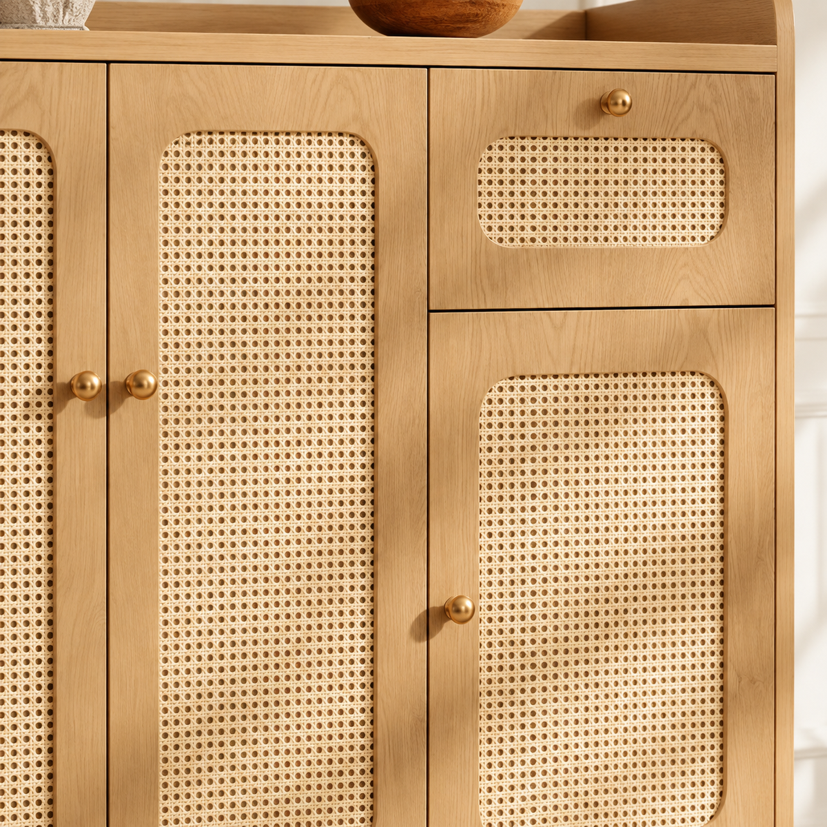 Détail du cannage tressé et des boutons dorés du buffet 120 cm