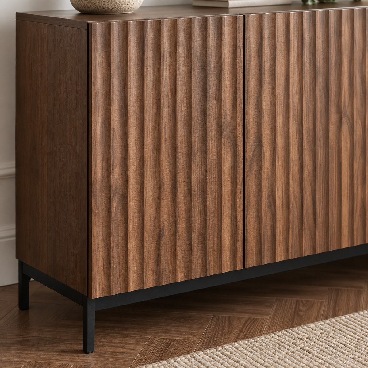 Détail de la façade ondulée du buffet chêne foncé 150 cm