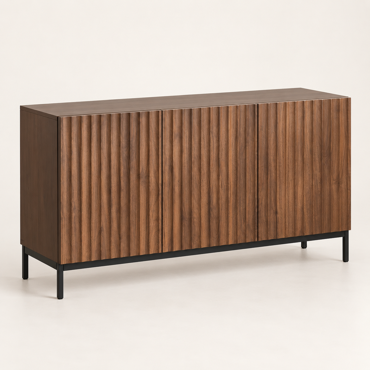Buffet chêne foncé ondulé 150 cm trois portes vue trois-quarts