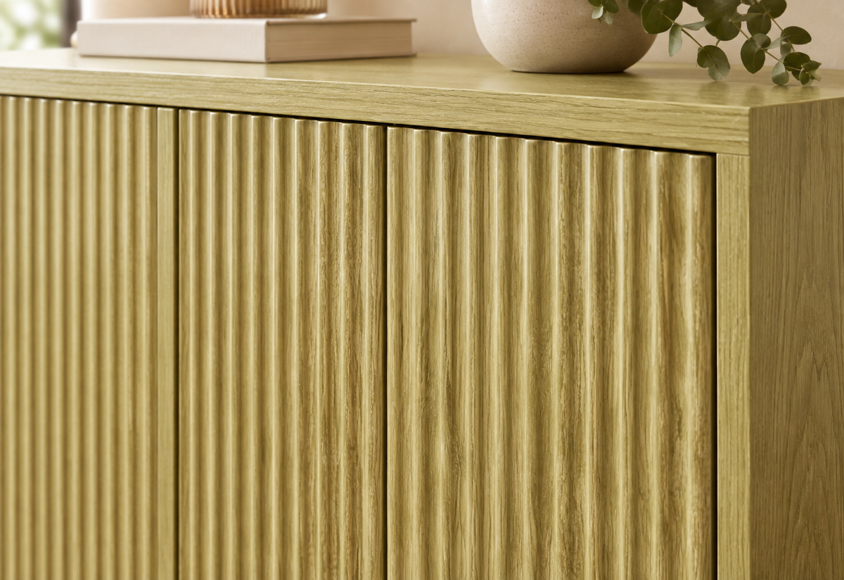 Détail des portes rainurées du buffet chêne 147 cm