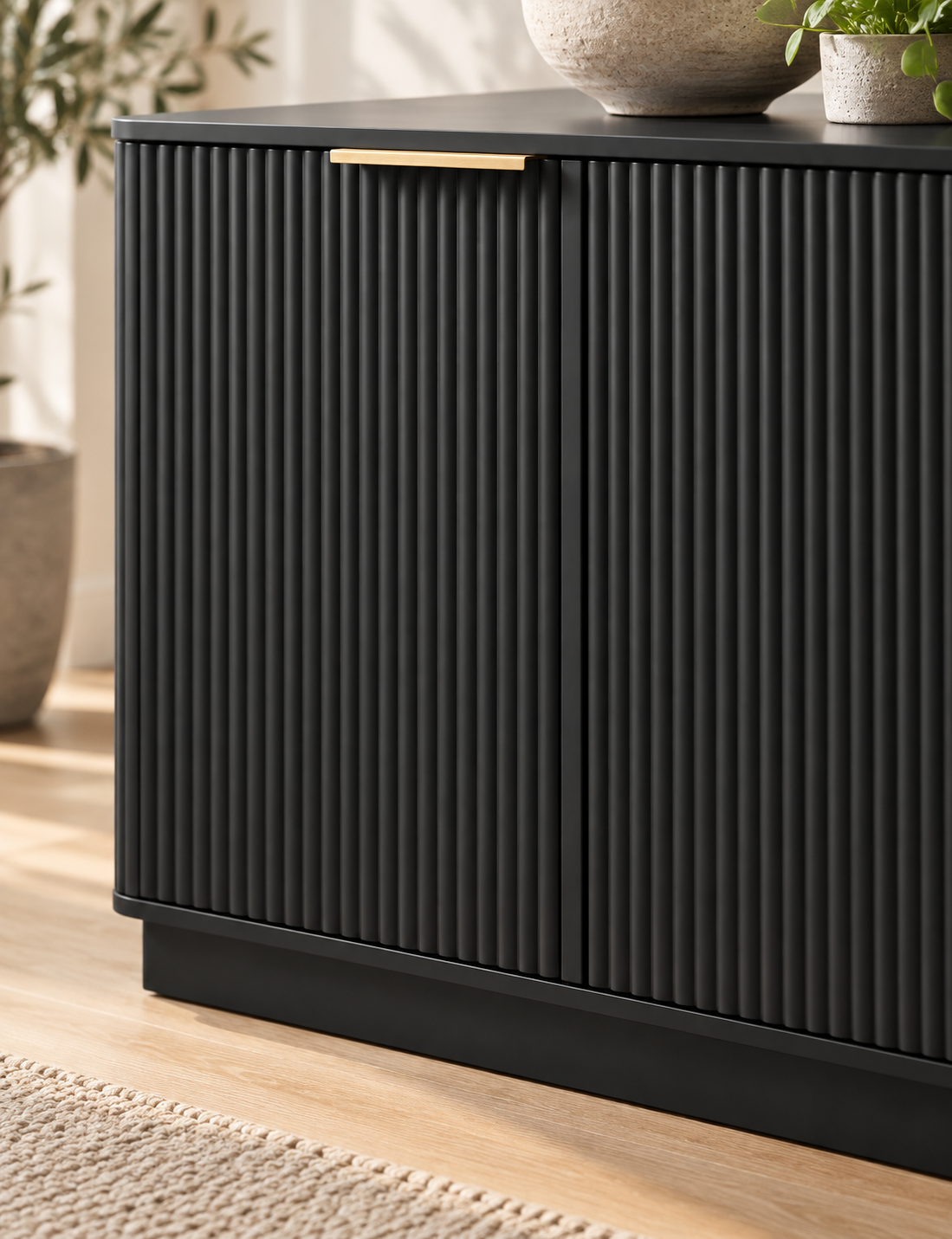 Détail des cannelures et de la poignée dorée du buffet noir 160 cm