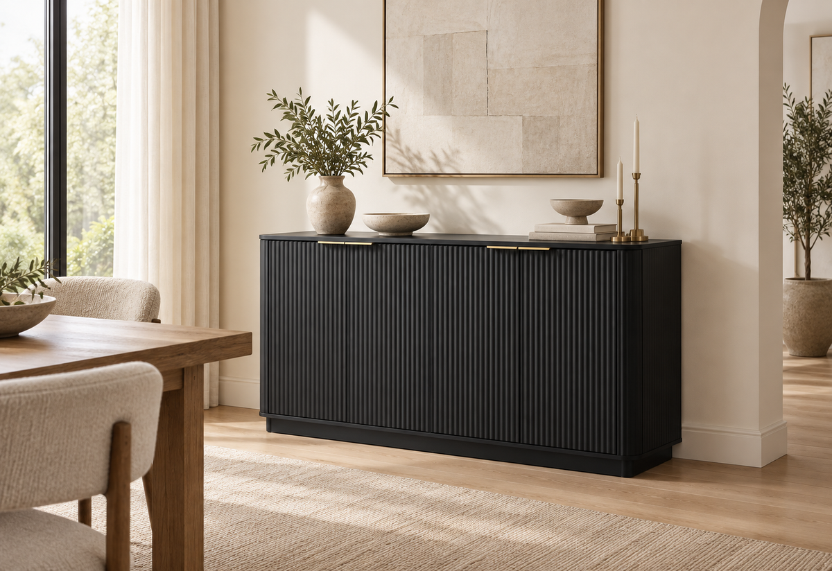 Buffet noir cannelé 160 cm dans une salle à manger contemporaine