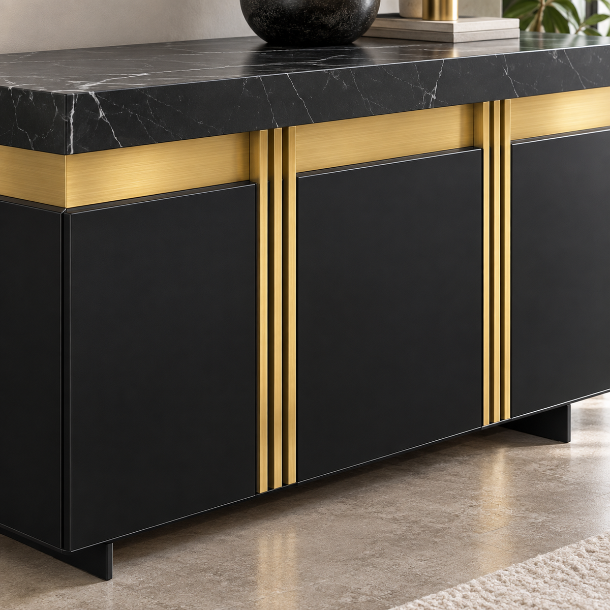 Détail du plateau effet marbre noir et des finitions dorées du buffet