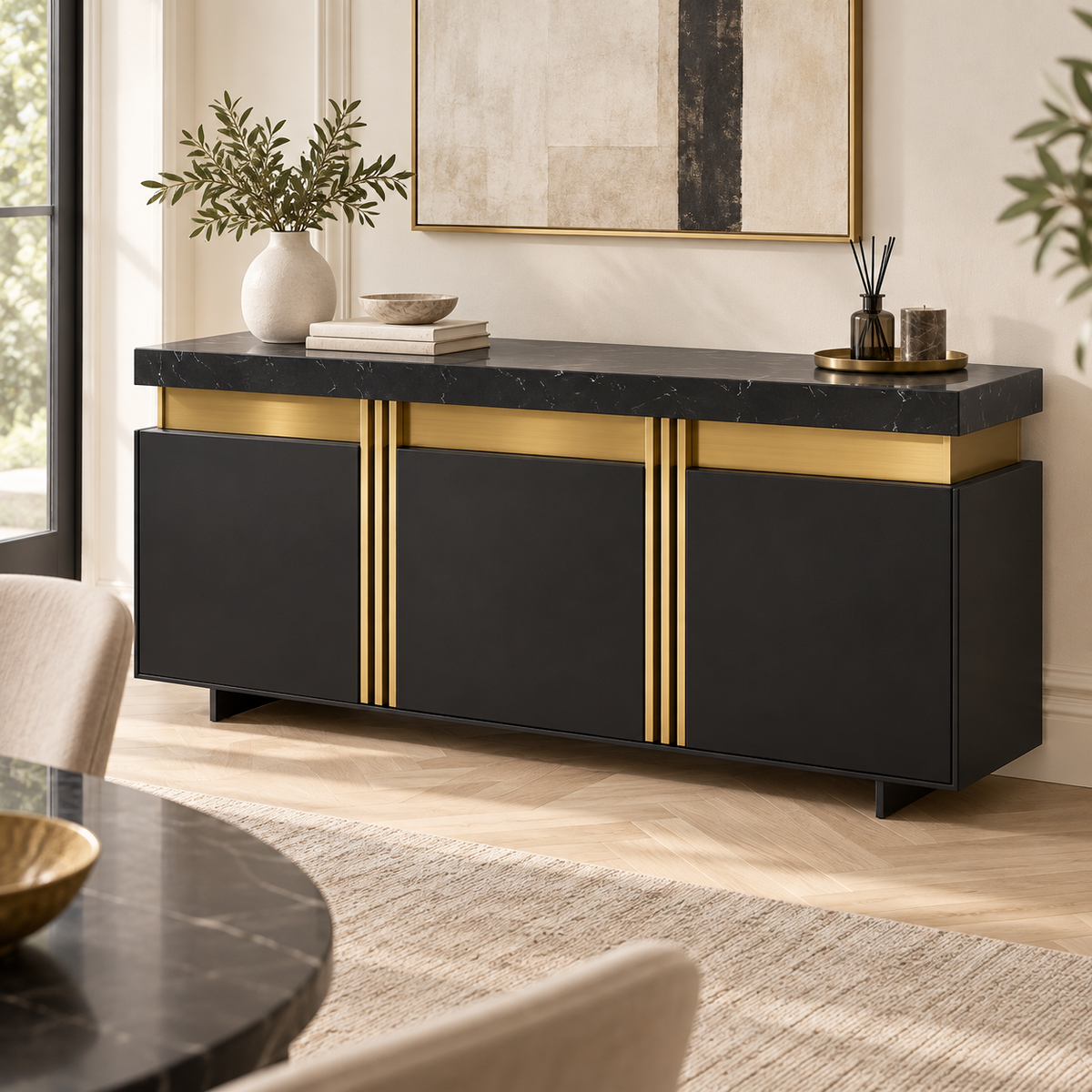 Buffet noir effet marbre 140 cm dans une salle à manger