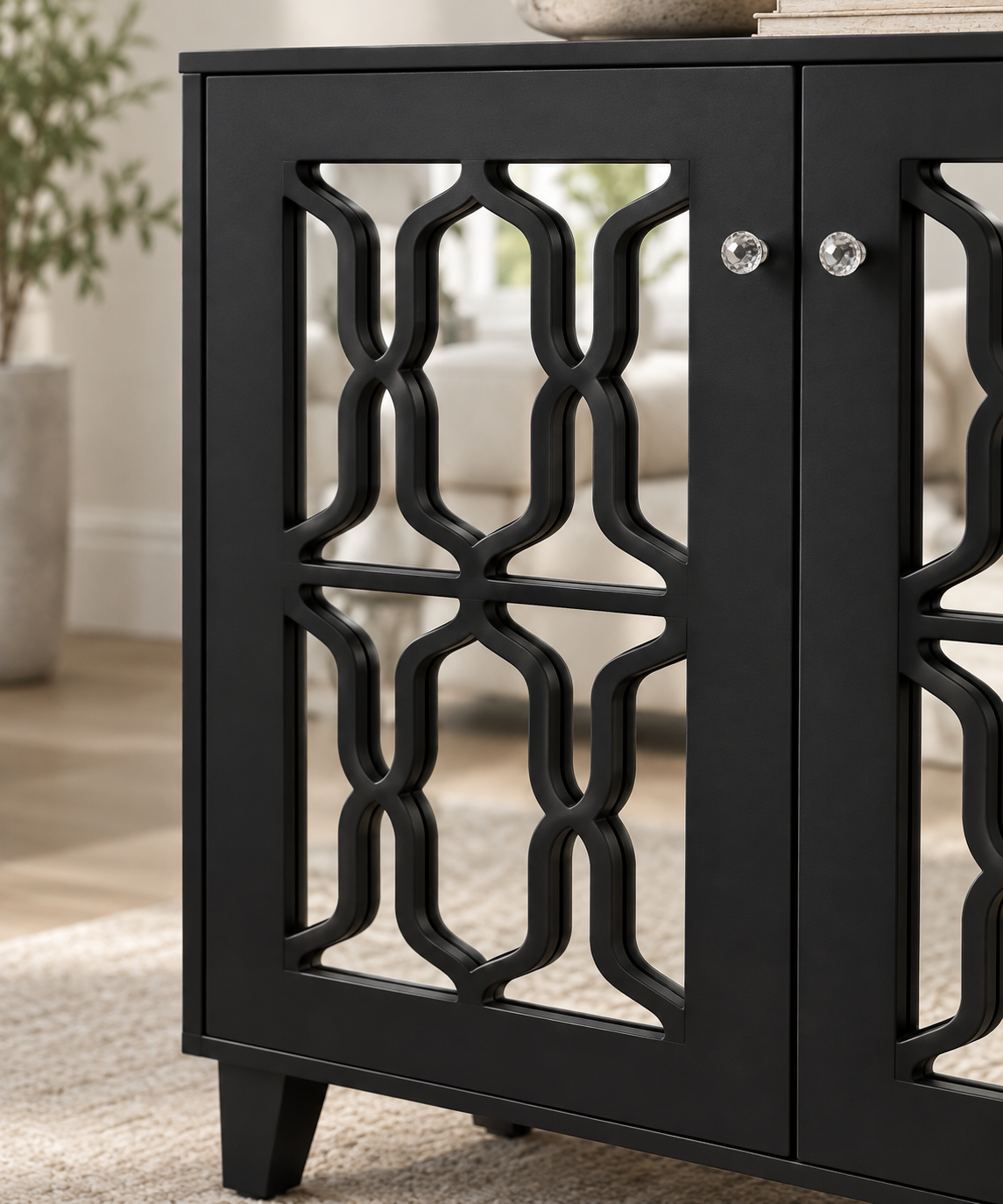 Détail des façades miroir et poignées cristal du buffet noir 160 cm