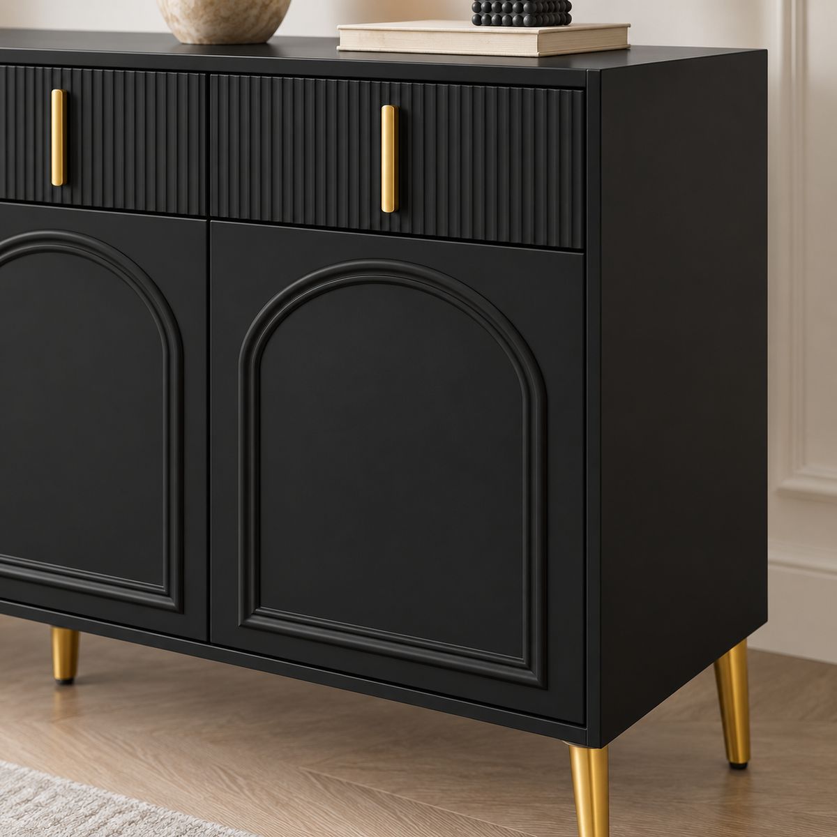 Détail des portes cintrées et tiroirs rainurés du buffet noir 140 cm
