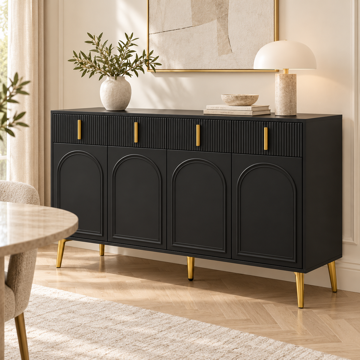 Buffet noir à portes cintrées 140 cm dans une salle à manger