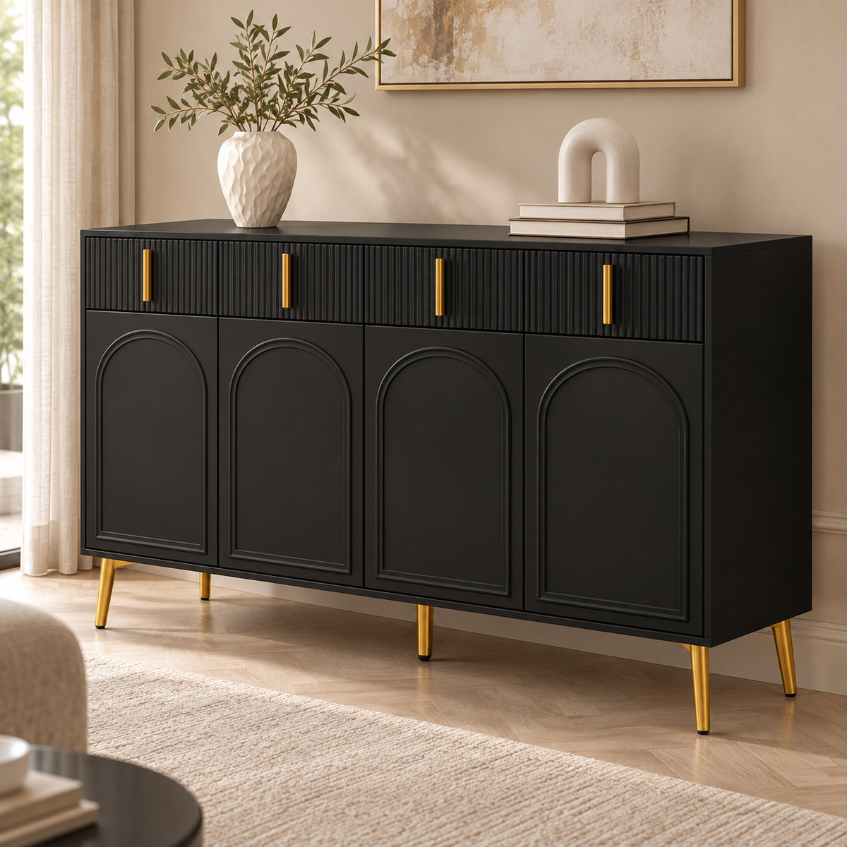 Buffet noir et doré 140 cm dans un salon contemporain