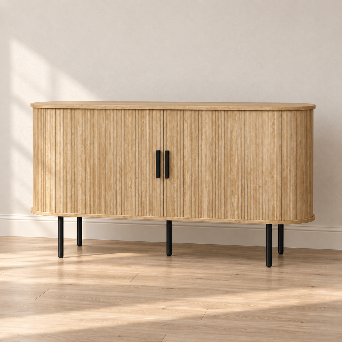 Buffet cannelé courbe 140 cm – 2 portes coulissantes, pieds noirs – vue principale dans un intérieur sobre