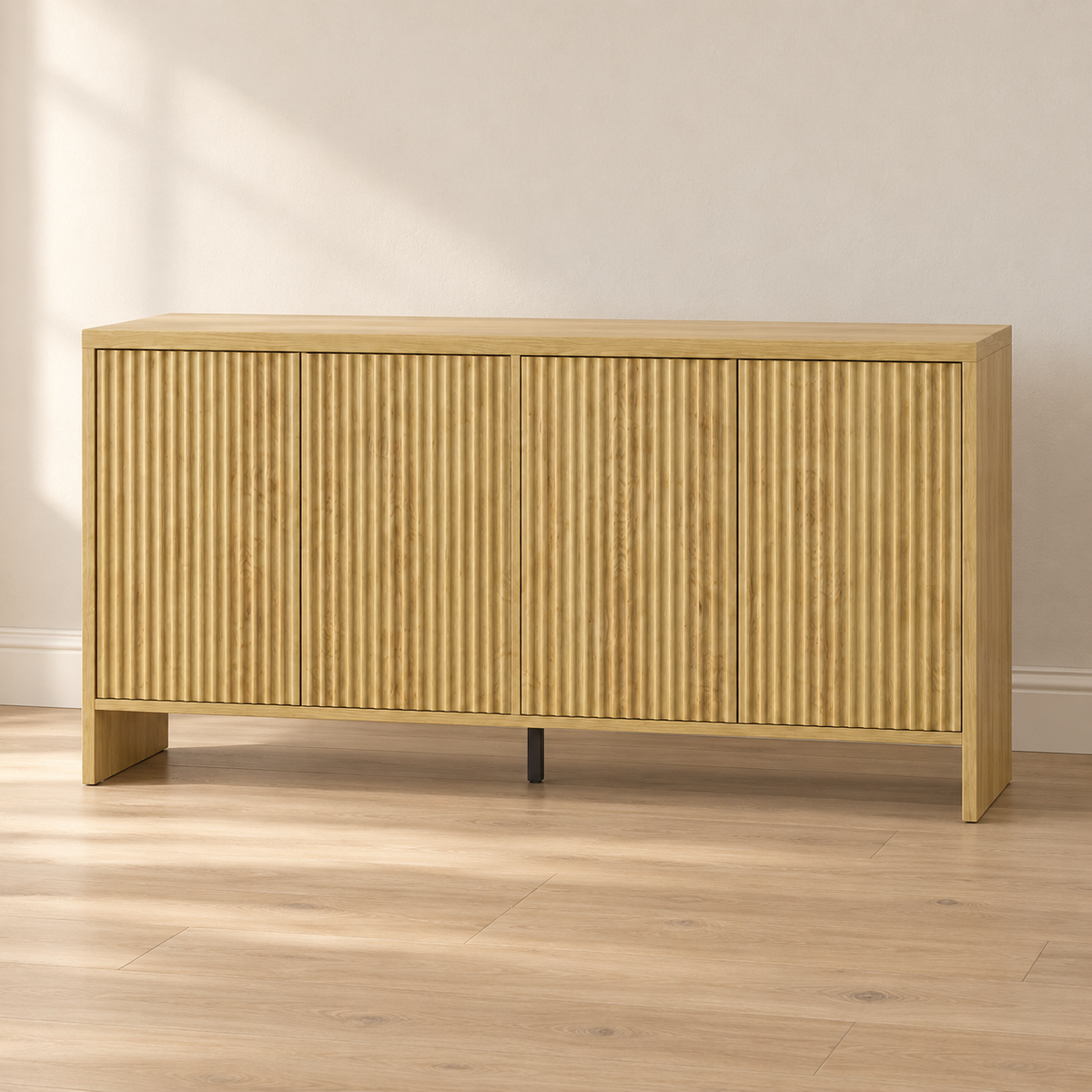 Buffet chêne rainuré 147 cm – 4 portes sans poignées – vue principale dans un intérieur sobre