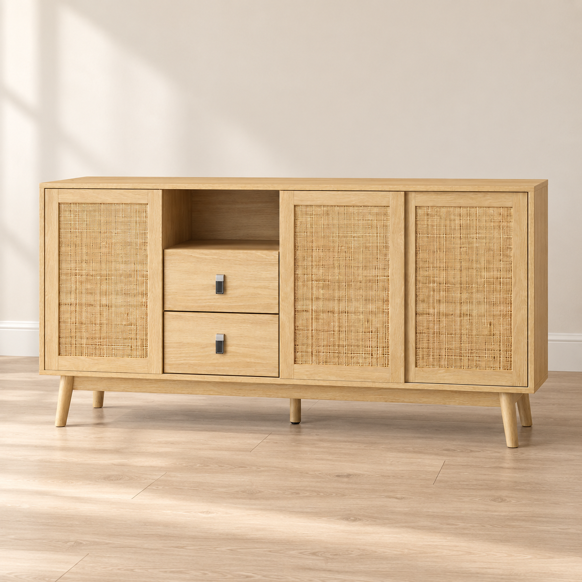 Buffet cannage naturel 155 cm – 3 portes coulissantes, 2 tiroirs – vue principale dans un intérieur sobre