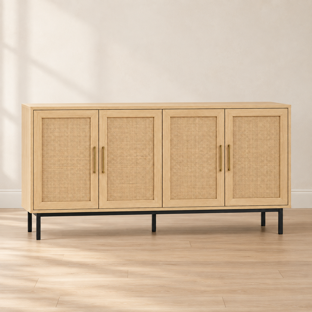 Buffet cannage tressé 140 cm – 4 portes, poignées dorées – vue principale dans un intérieur sobre