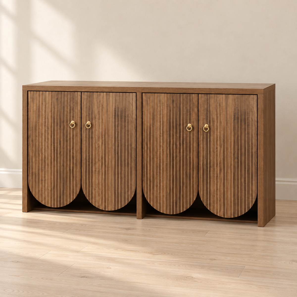 Buffet noyer rainuré 147 cm – 4 portes, poignées anneau – vue principale dans un intérieur sobre