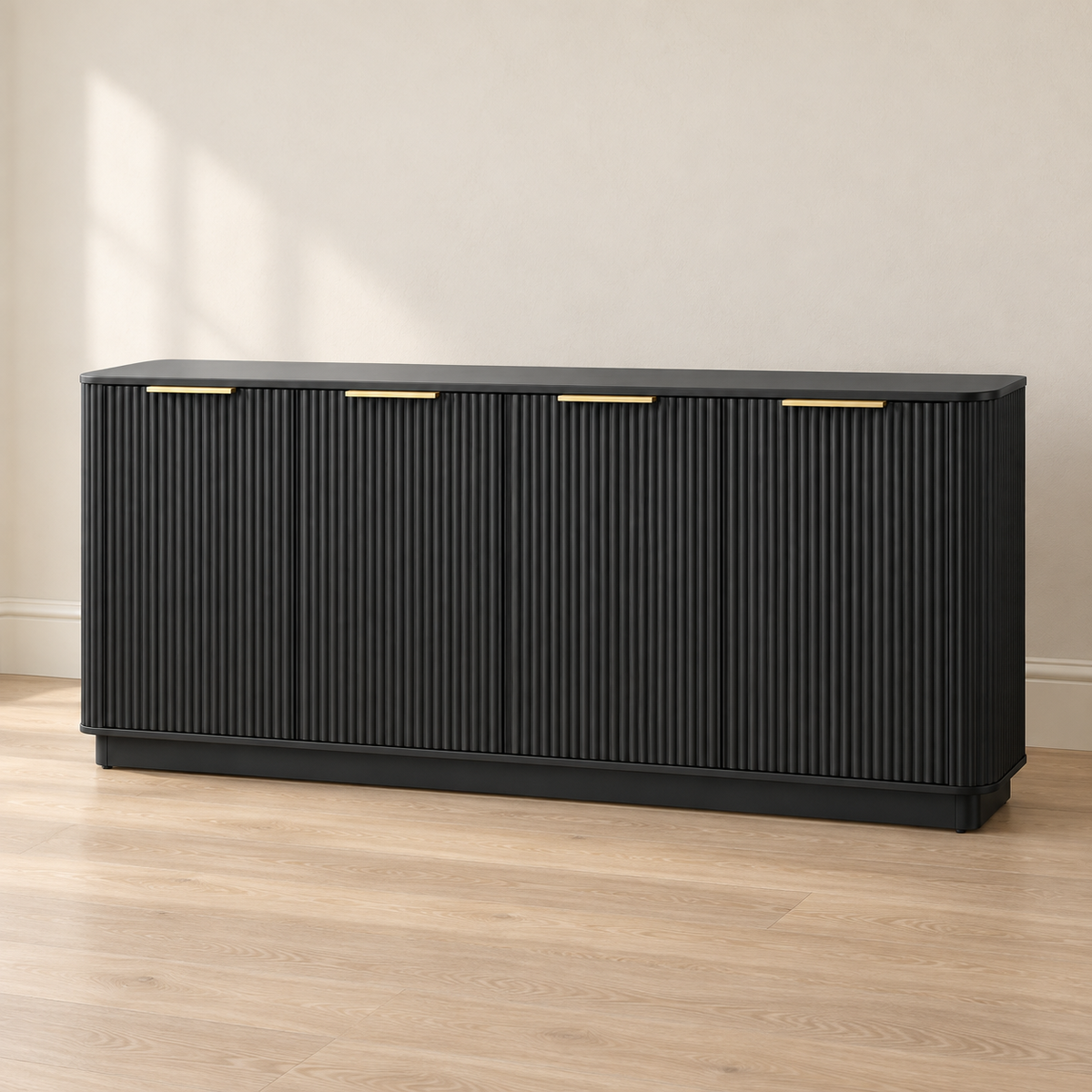 Buffet noir cannelé 160 cm – 4 portes, poignées dorées – vue principale dans un intérieur sobre