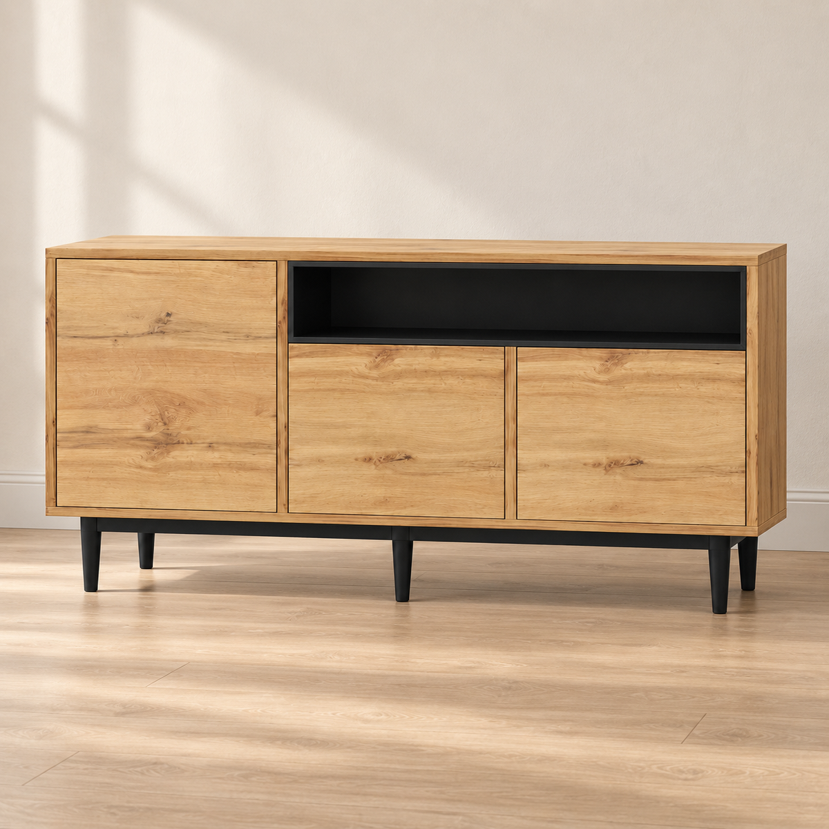 Buffet bois naturel 160 cm – 3 portes, niche noire – vue principale dans un intérieur sobre