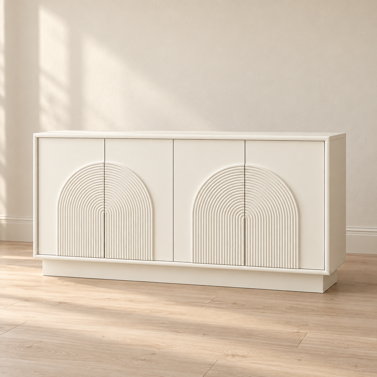 Buffet blanc mat 160 cm – 4 portes à relief arqué – vue principale dans un intérieur sobre