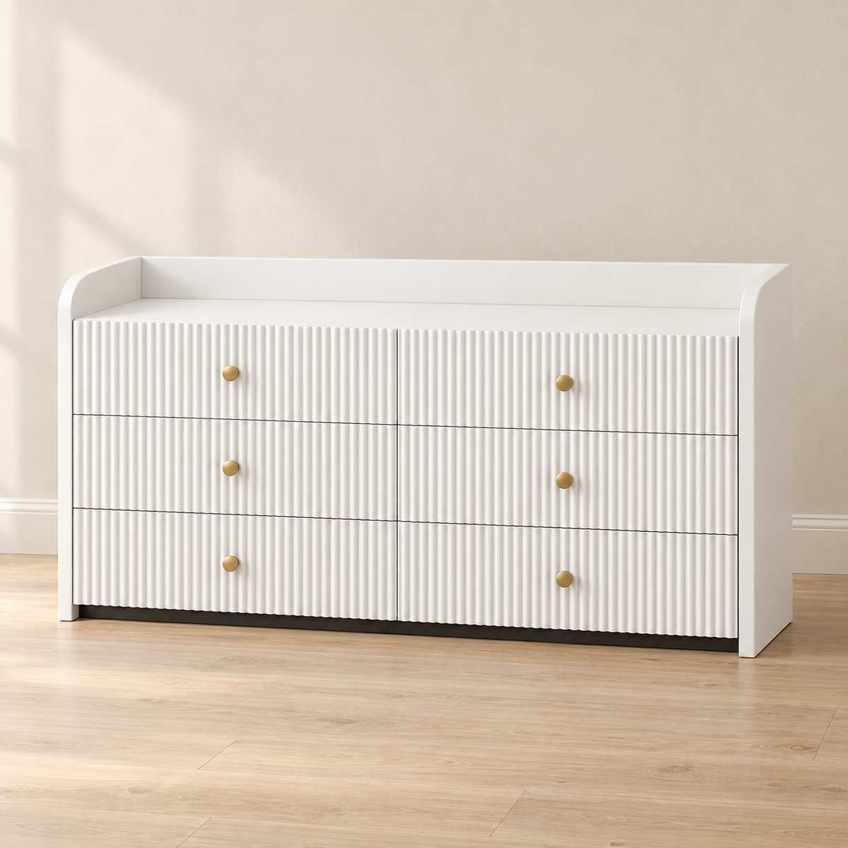 Buffet blanc rainuré 120 cm – 6 tiroirs – vue principale dans un intérieur sobre