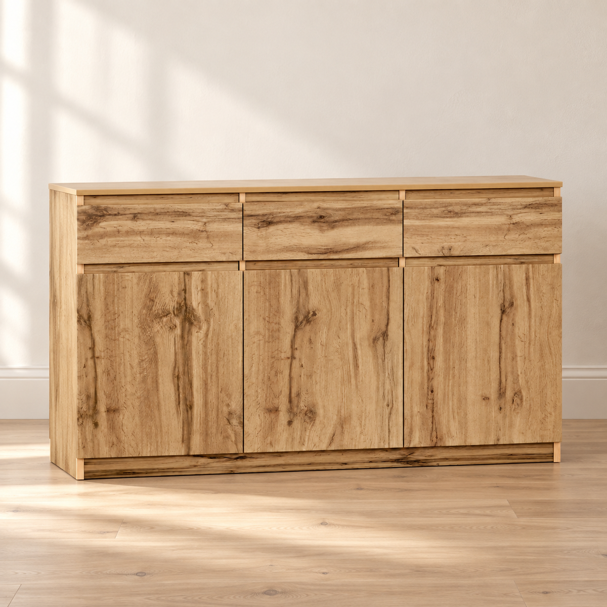 Buffet bois naturel 135 cm – 3 portes, 3 tiroirs – vue principale dans un intérieur sobre