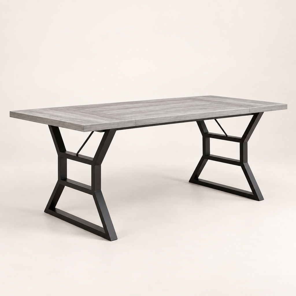 Table à manger Béton 180 cm — plateau effet béton gris et piètement métal noir géométrique – vue trois-quarts sur fond blanc cassé