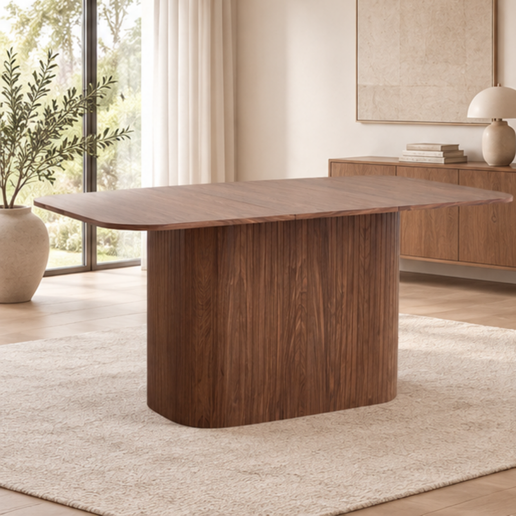 Table à manger Ondulis 140 cm — bois massif teinte noyer, base ondulée cannelée – dans une salle à manger contemporaine
