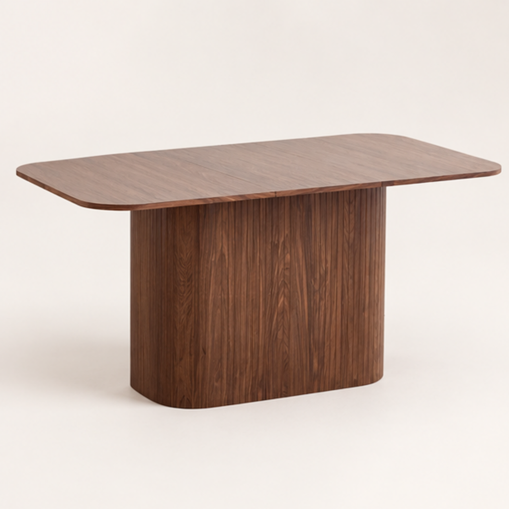 Table à manger Ondulis 140 cm — bois massif teinte noyer, base ondulée cannelée – vue trois-quarts sur fond blanc cassé