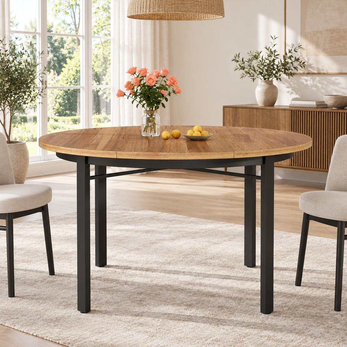 Table à manger ronde Halden XL 118 cm — plateau effet bois et piètement métal noir – dans une salle à manger contemporaine