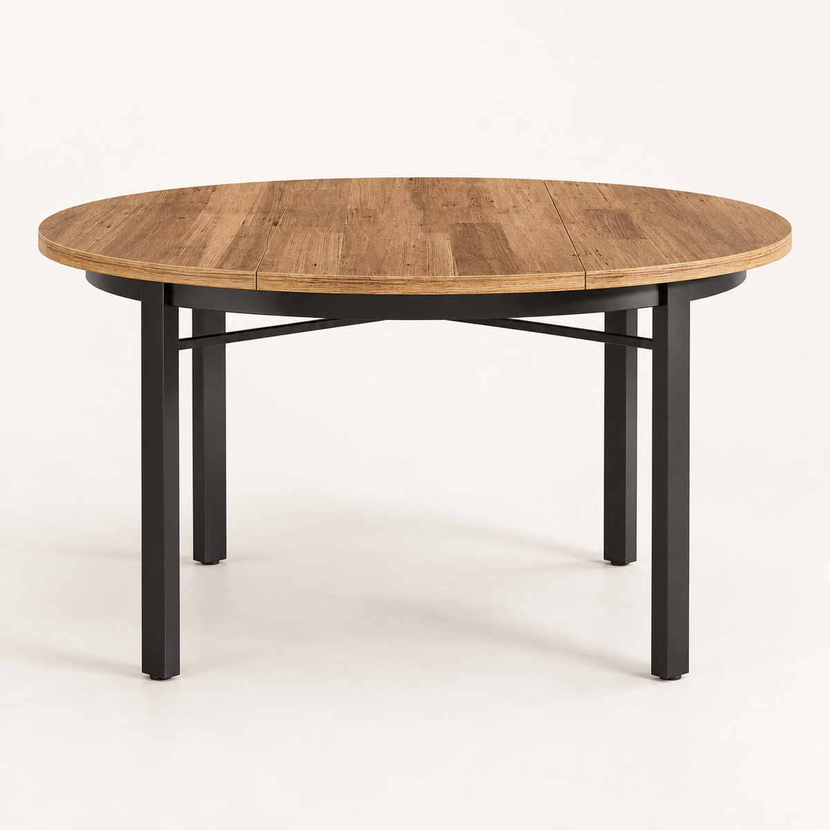 Table à manger ronde Halden XL 118 cm — plateau effet bois et piètement métal noir – vue trois-quarts sur fond blanc cassé
