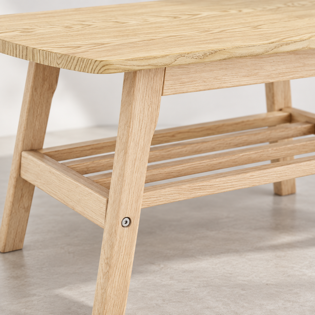 Table basse en bois clair détail du plateau et de l’étagère à lattes
