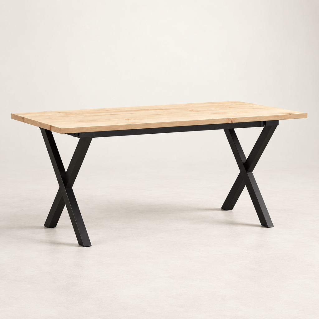 Table basse Croisel 90 cm — pin massif et piètement métal noir en X – vue trois-quarts sur fond blanc cassé