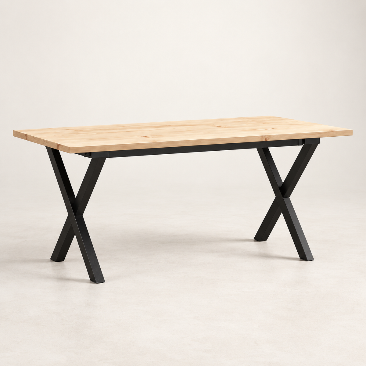 Table basse Croisel 90 cm — pin massif et piètement métal noir en X – vue trois-quarts sur fond blanc cassé