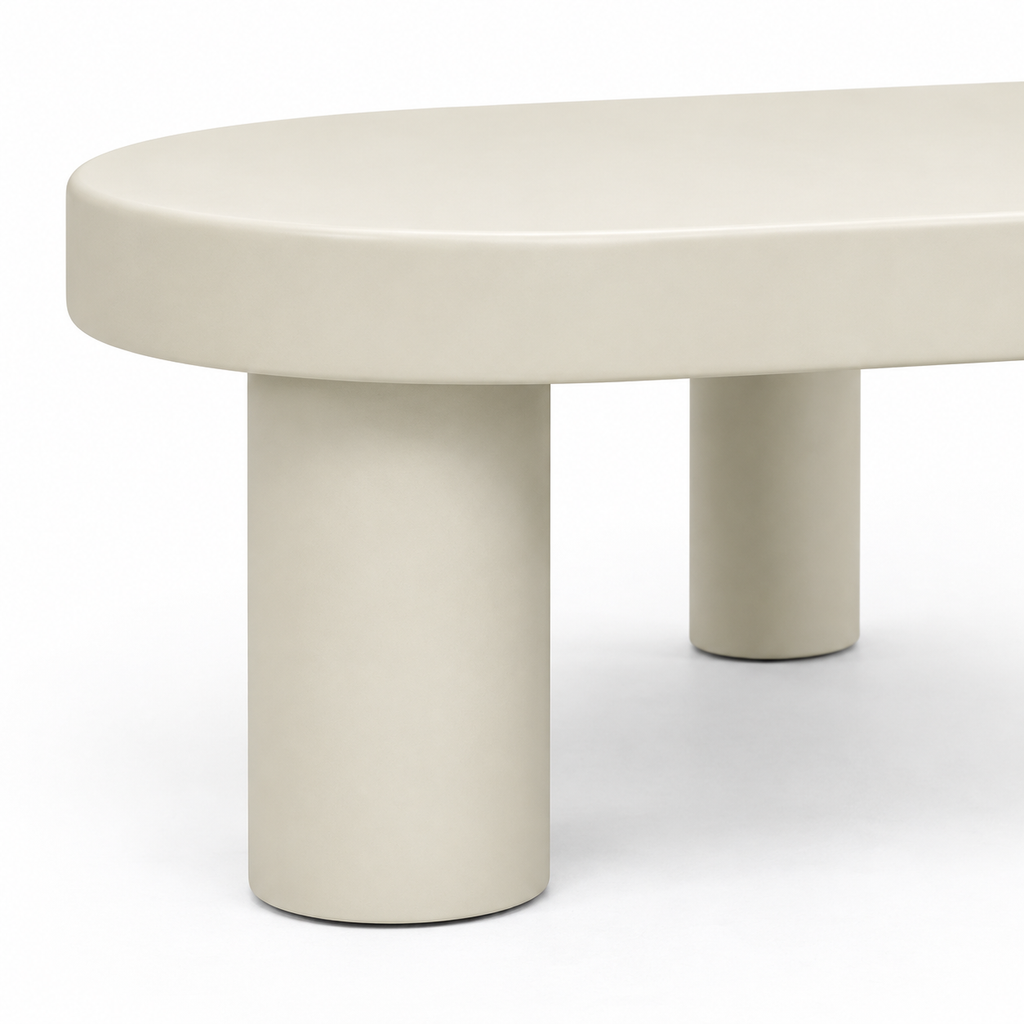 Table basse ovale crème détail du plateau et des pieds cylindriques