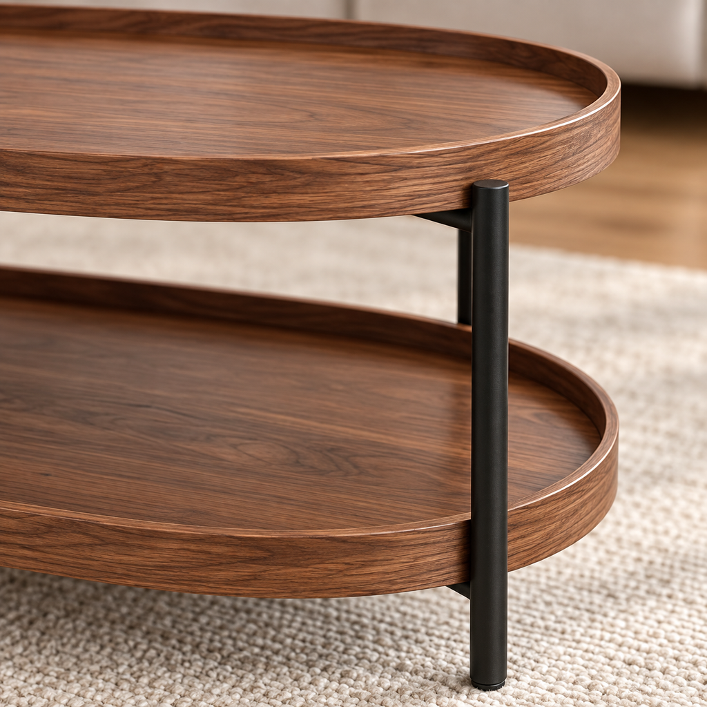 Détail des plateaux en finition noyer et du piètement noir de la table basse