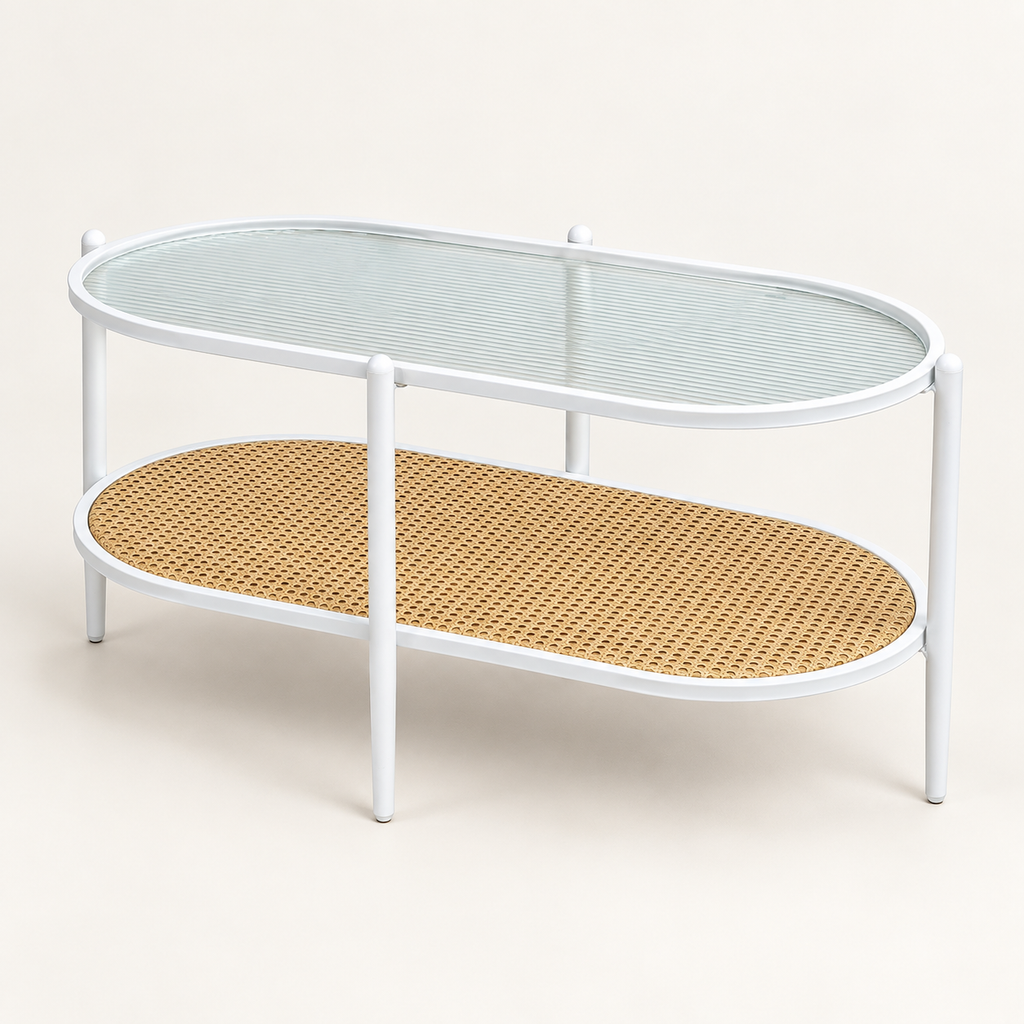 Table basse ovale blanche à plateau en verre ondulé et étagère cannée vue trois-quarts