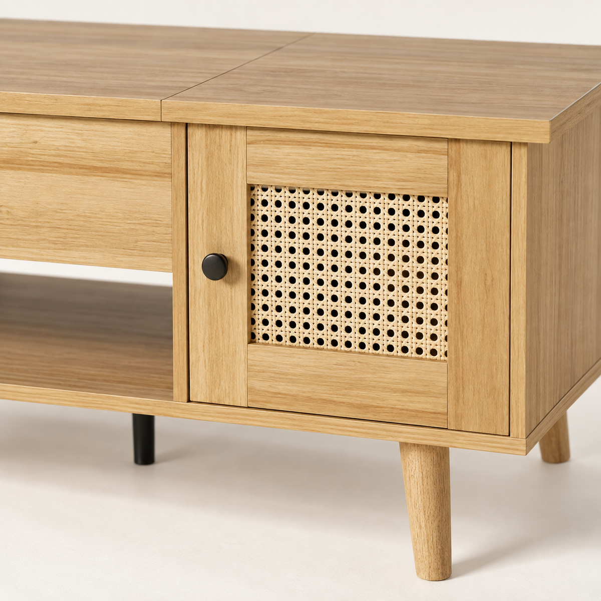 Détail du cannage, du bois et de la poignée noire de la table basse