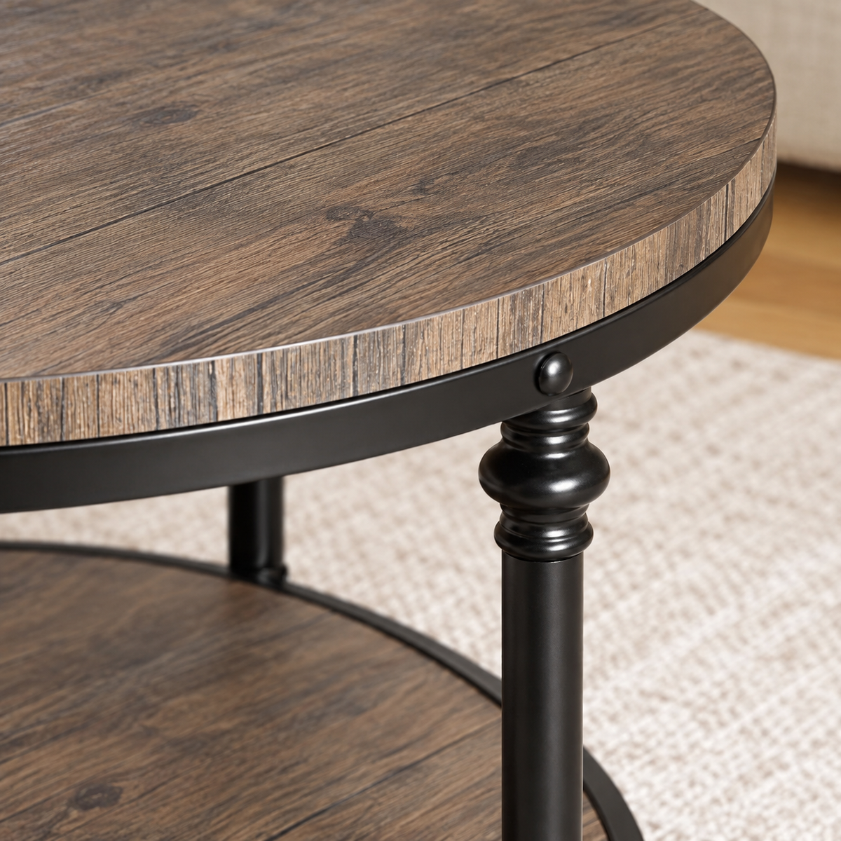 Table basse ronde Tournée 78 cm — effet bois rustique et pieds métal tournés noirs – détail de la finition