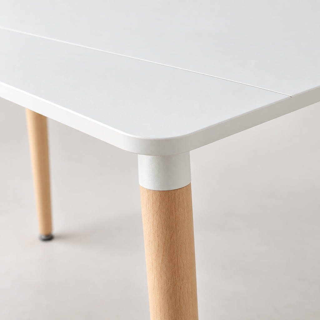 Détail du plateau blanc arrondi et du pied en bois clair