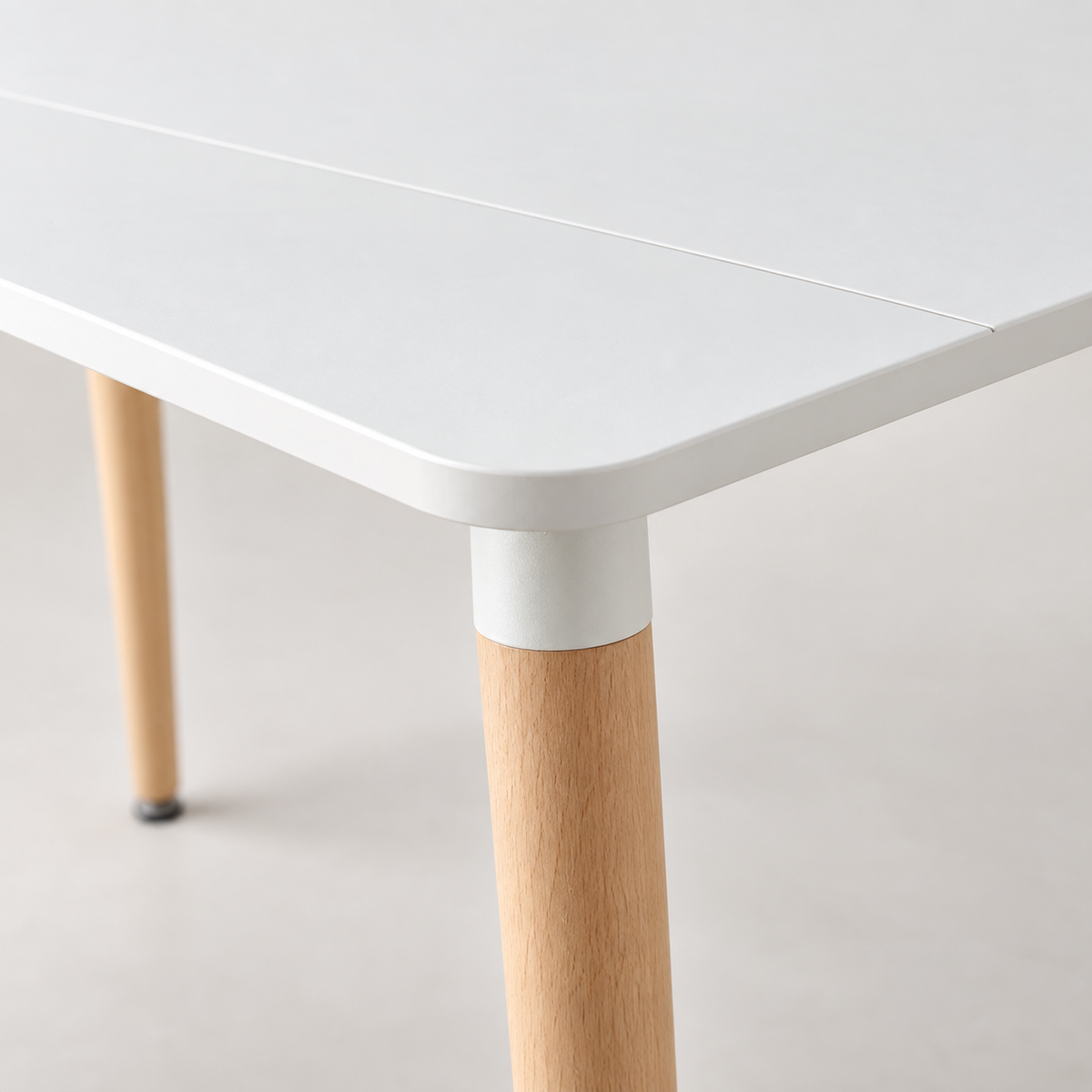 Détail du plateau blanc arrondi et du pied en bois clair