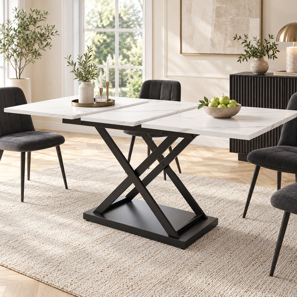 Table extensible effet marbre blanc dans une salle à manger contemporaine