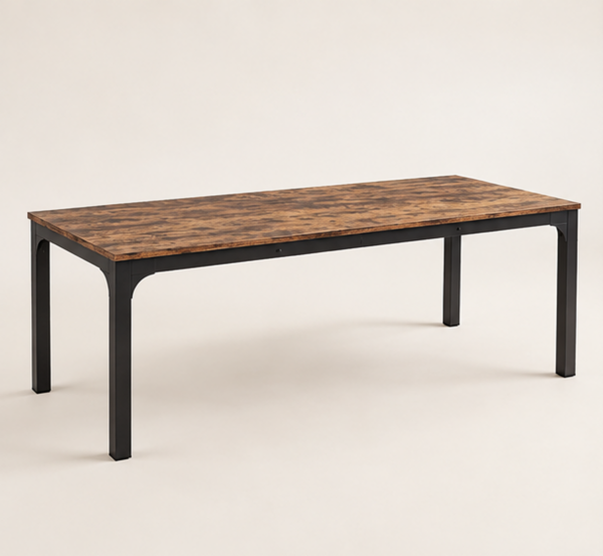 Table à manger Grande Tablée 200 cm — plateau effet bois rustique et piètement métal noir – vue trois-quarts sur fond blanc cassé