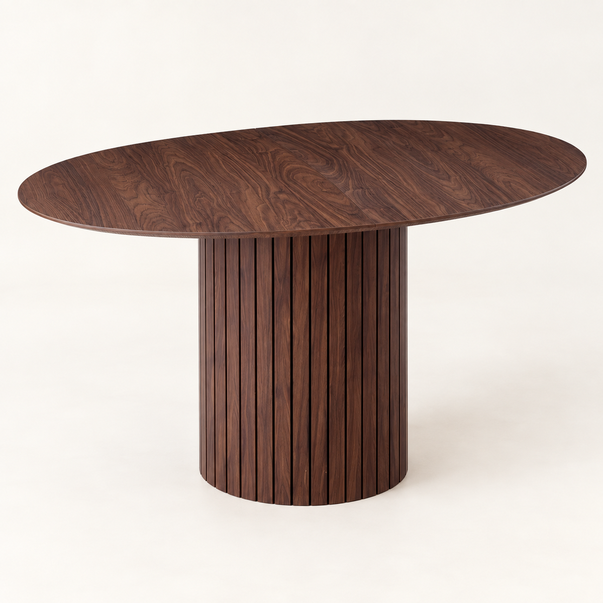 Table à manger ovale noyer à piètement cylindrique cannelé vue trois-quarts