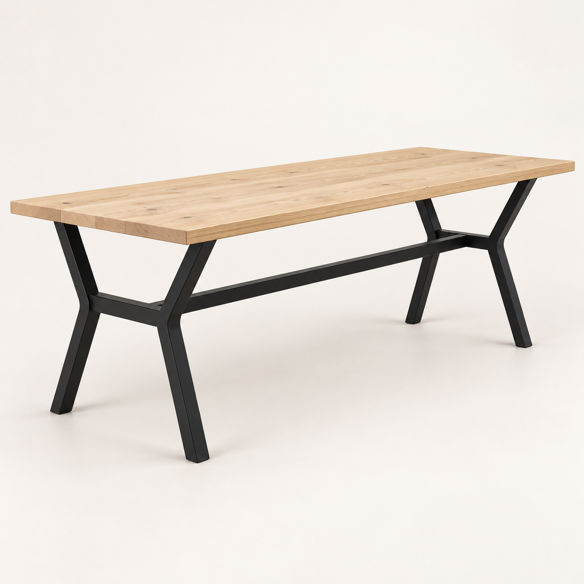 Table à manger en pin massif 180 cm avec pieds métal noir en Y vue trois-quarts